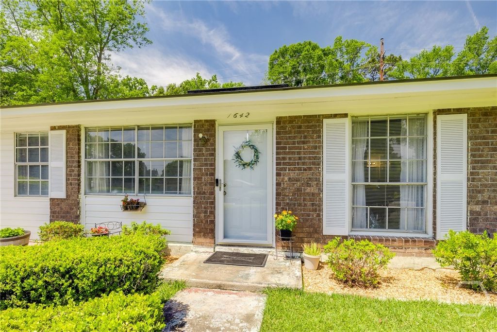 Image 3 of property listing at 1642 Eleanor Street, Savannah, GA 31415