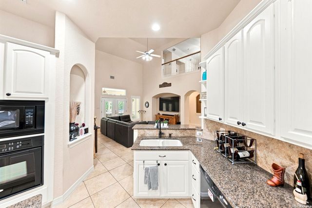 16502 Loma Landing, Helotes, TX 78023