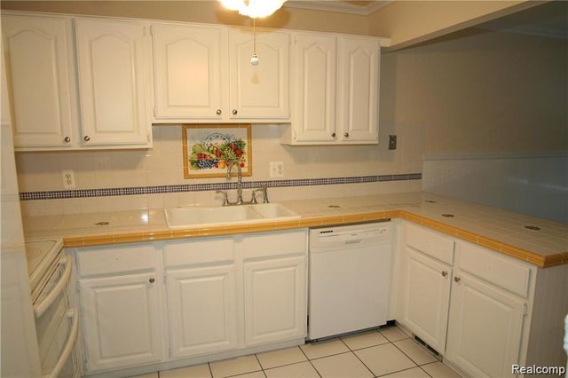 20871 E Glen Haven Circle, Northville, MI 48167