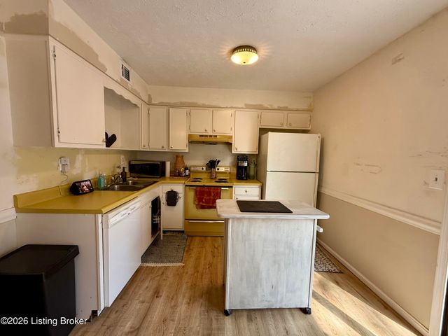 9820 Oakshire Dr, Jeffersontown, KY 40299