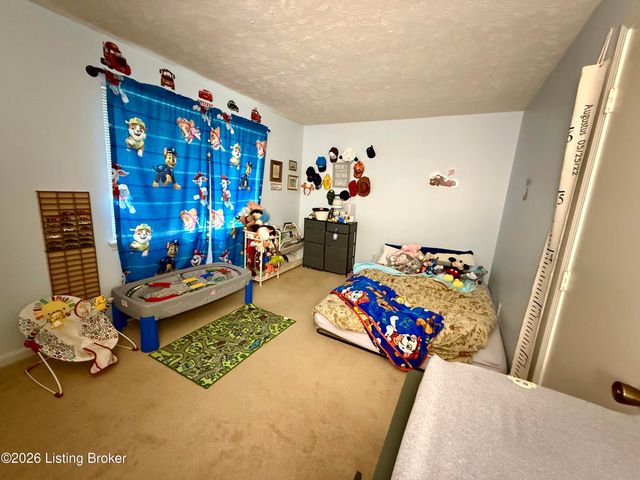 9820 Oakshire Dr, Jeffersontown, KY 40299