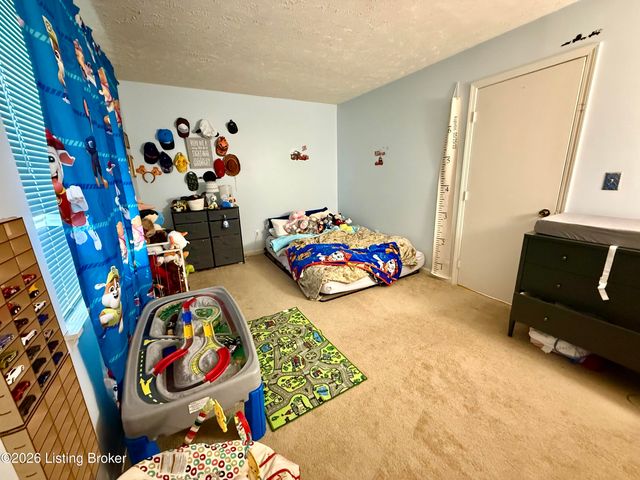 9820 Oakshire Dr, Jeffersontown, KY 40299