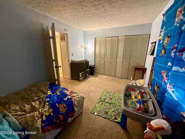 9820 Oakshire Dr, Jeffersontown, KY 40299