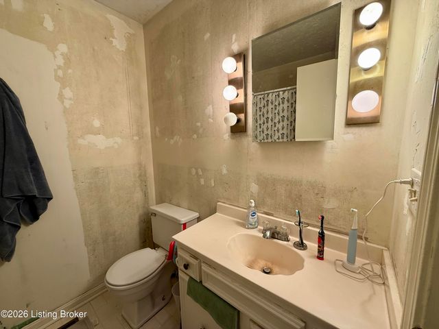 9820 Oakshire Dr, Jeffersontown, KY 40299