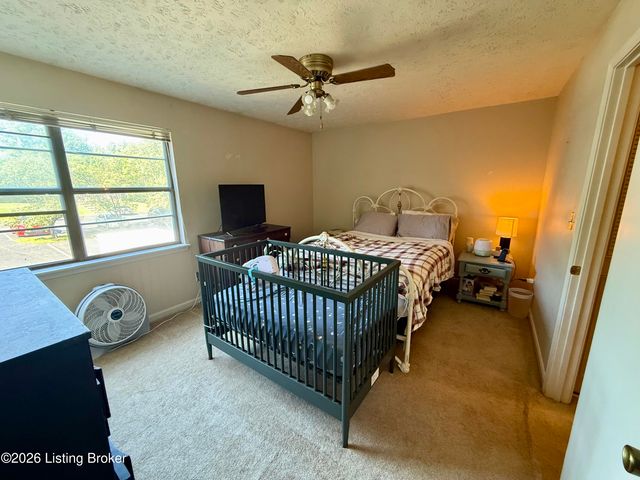 9820 Oakshire Dr, Jeffersontown, KY 40299