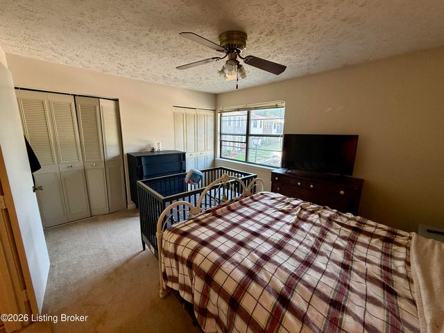 9820 Oakshire Dr, Jeffersontown, KY 40299
