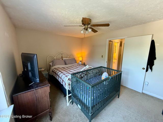 9820 Oakshire Dr, Jeffersontown, KY 40299