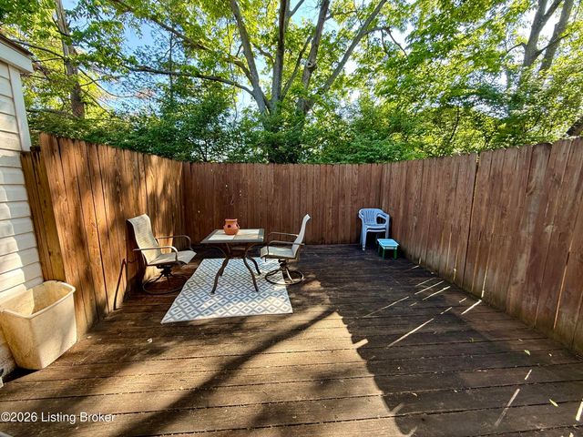9820 Oakshire Dr, Jeffersontown, KY 40299