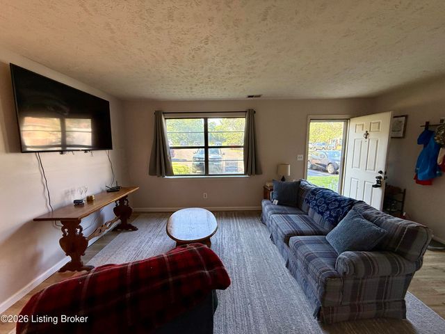 9820 Oakshire Dr, Jeffersontown, KY 40299