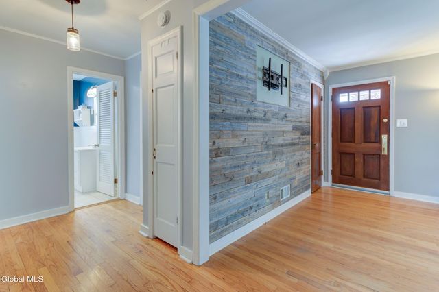 43 Sherwood Avenue, East Greenbush, NY 12144