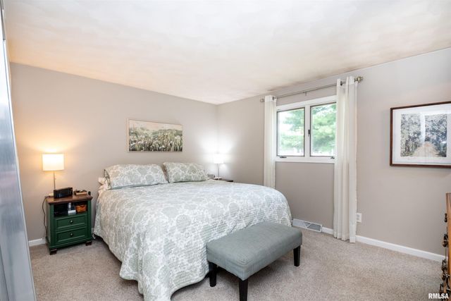 3227 W WILSHIRE Drive, Peoria, IL 61614