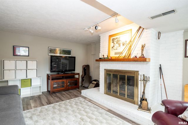 3227 W WILSHIRE Drive, Peoria, IL 61614