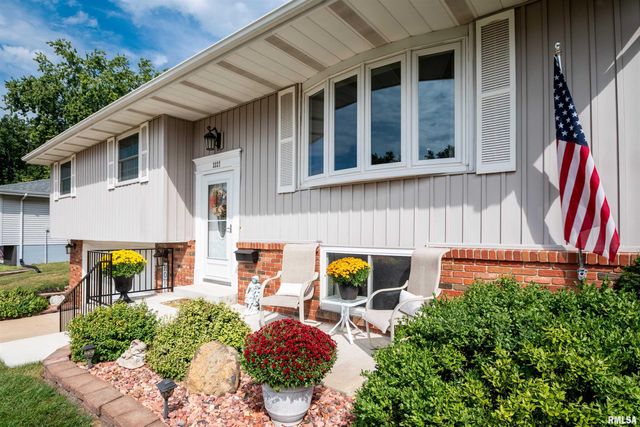 3227 W WILSHIRE Drive, Peoria, IL 61614