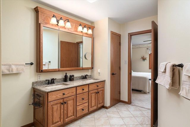 W5373 Boma ROAD, La Crosse, WI 54601