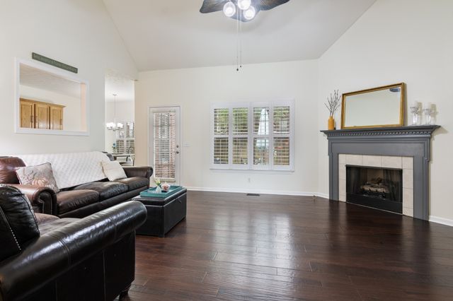 125 Cherokee Dr, White House, TN 37188