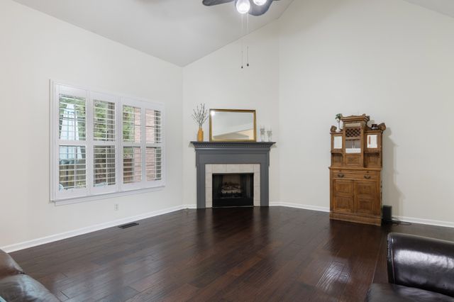 125 Cherokee Dr, White House, TN 37188