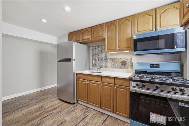 211 S 8th Avenue, Manville, NJ 08835