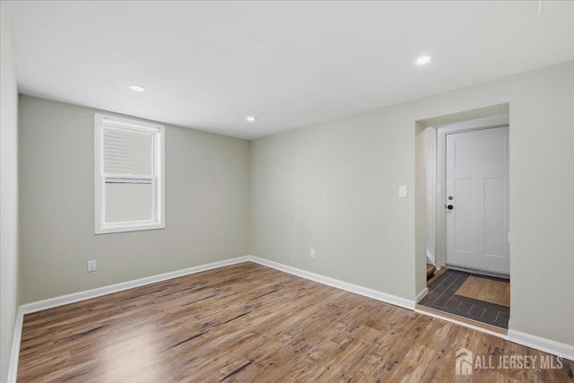 211 S 8th Avenue, Manville, NJ 08835