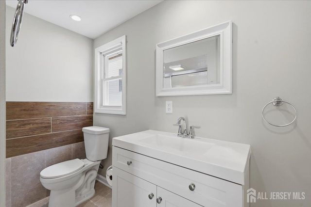 211 S 8th Avenue, Manville, NJ 08835