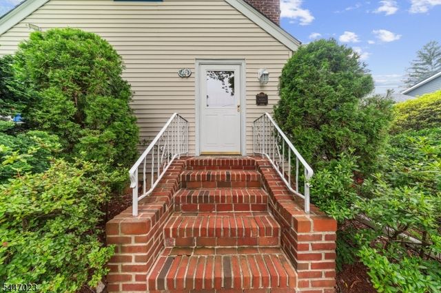 55 Chestnut St, Hillsdale Boro, NJ 07642
