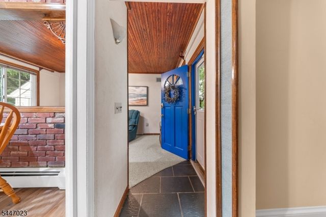 55 Chestnut St, Hillsdale Boro, NJ 07642
