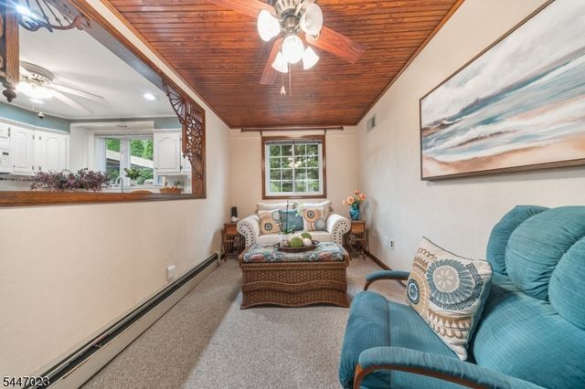 55 Chestnut St, Hillsdale Boro, NJ 07642