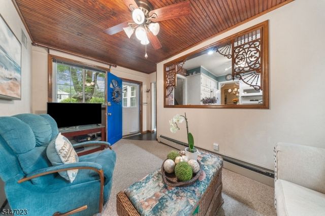 55 Chestnut St, Hillsdale Boro, NJ 07642