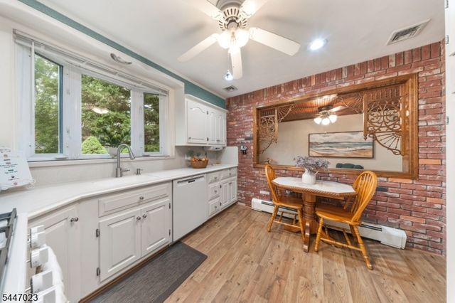 55 Chestnut St, Hillsdale Boro, NJ 07642