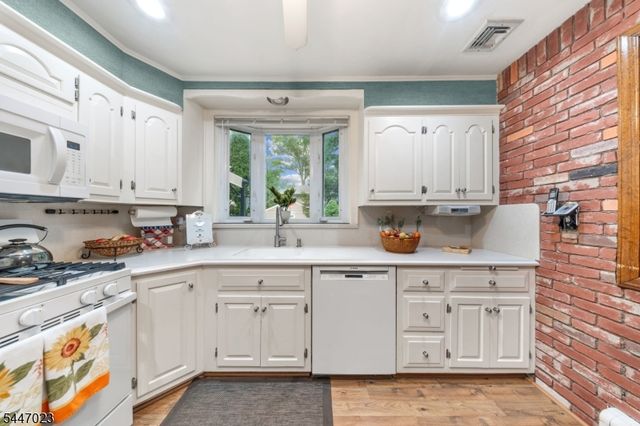 55 Chestnut St, Hillsdale Boro, NJ 07642