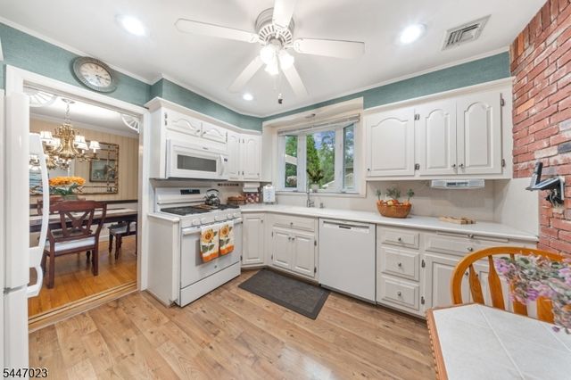 55 Chestnut St, Hillsdale Boro, NJ 07642