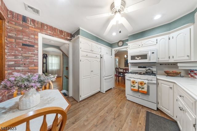 55 Chestnut St, Hillsdale Boro, NJ 07642