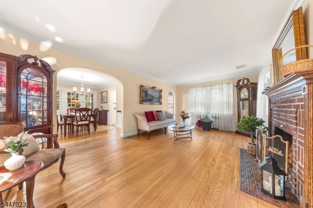 55 Chestnut St, Hillsdale Boro, NJ 07642