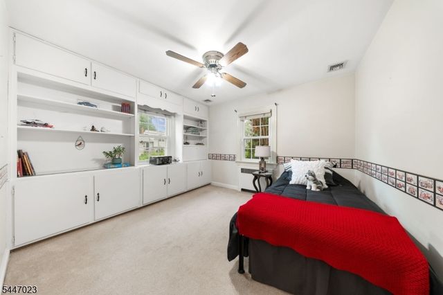 55 Chestnut St, Hillsdale Boro, NJ 07642