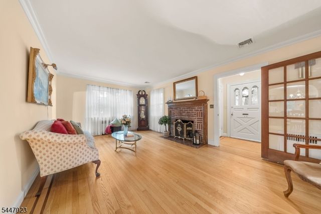 55 Chestnut St, Hillsdale Boro, NJ 07642