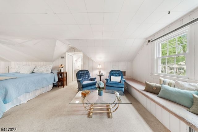 55 Chestnut St, Hillsdale Boro, NJ 07642