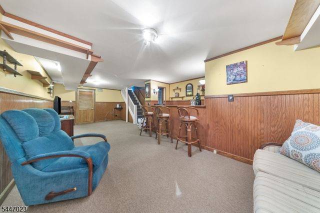 55 Chestnut St, Hillsdale Boro, NJ 07642