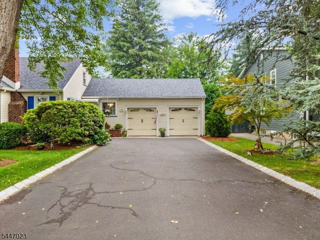 55 Chestnut St, Hillsdale Boro, NJ 07642