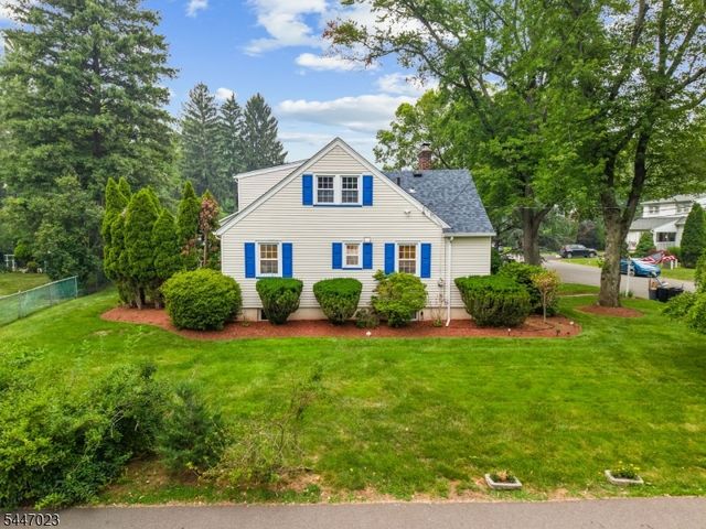 55 Chestnut St, Hillsdale Boro, NJ 07642