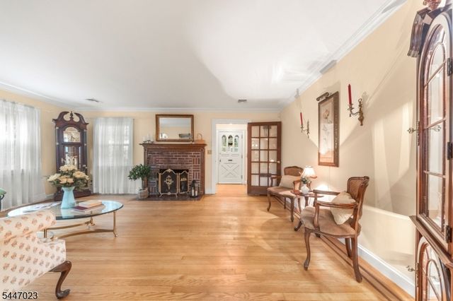 55 Chestnut St, Hillsdale Boro, NJ 07642