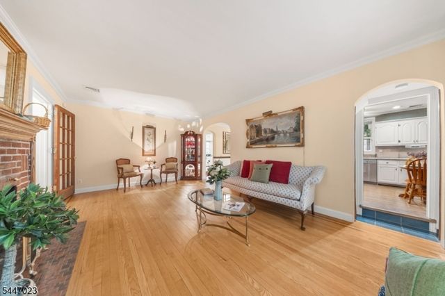 55 Chestnut St, Hillsdale Boro, NJ 07642
