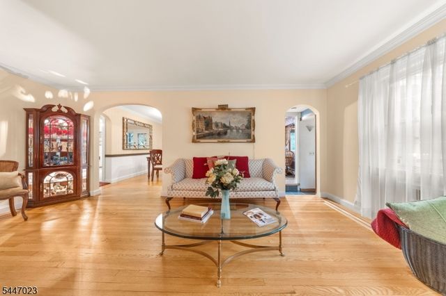55 Chestnut St, Hillsdale Boro, NJ 07642