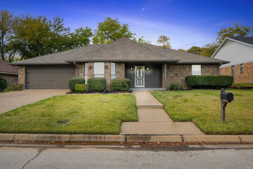 2017 Iron Horse Court, Arlington, TX 76017