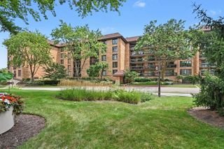 1671 MISSION HILLS Road 104, Northbrook, IL 60062