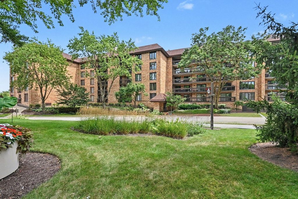 1671 MISSION HILLS Road 104, Northbrook, IL 60062
