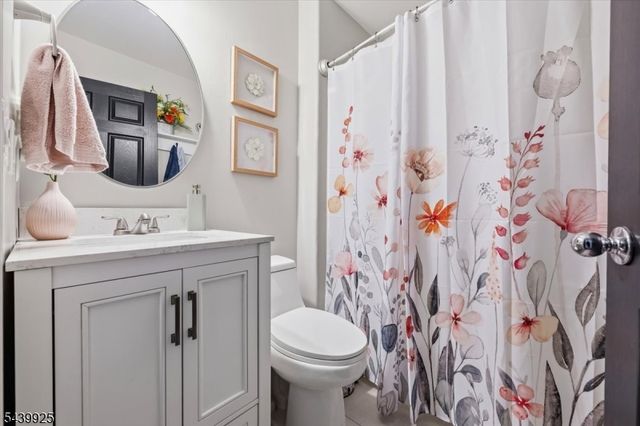 56 Limerick Ln, Lopatcong Twp., NJ 08865