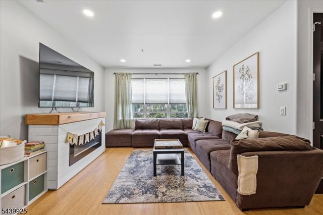 56 Limerick Ln, Lopatcong Twp., NJ 08865