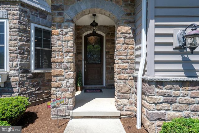 5812 WILD LILAC DRIVE, East Petersburg, PA 17520