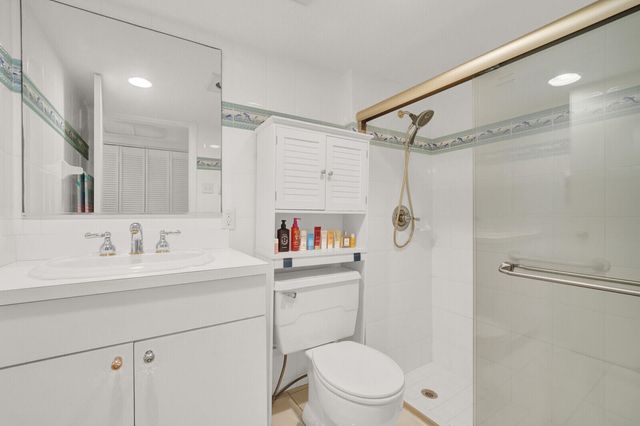 5500 OLD OCEAN Boulevard 108, Ocean Ridge, FL 33435