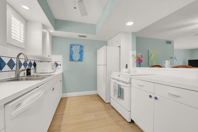 5500 OLD OCEAN Boulevard 108, Ocean Ridge, FL 33435