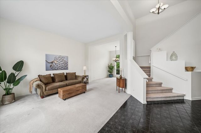 645 Chestnut Drive, Carol Stream, IL 60188